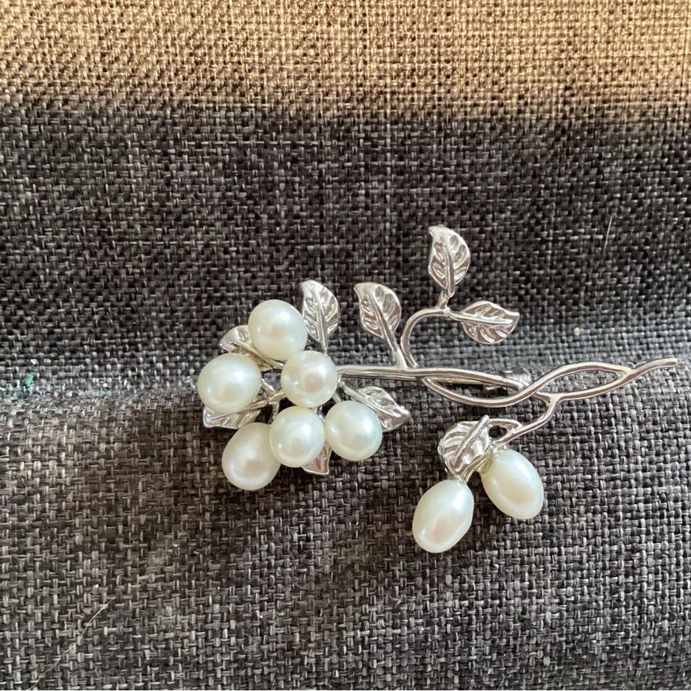 Vintage Brooch Silver Toned Leaves W/Faux Pearls, 2” x 1  1/4”, lovely piece!